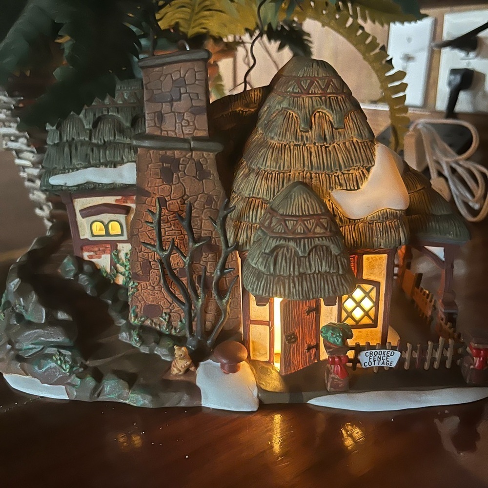 Department 56 Cozy Cottage with Warm Lights dickens village Crooked fence Cottag